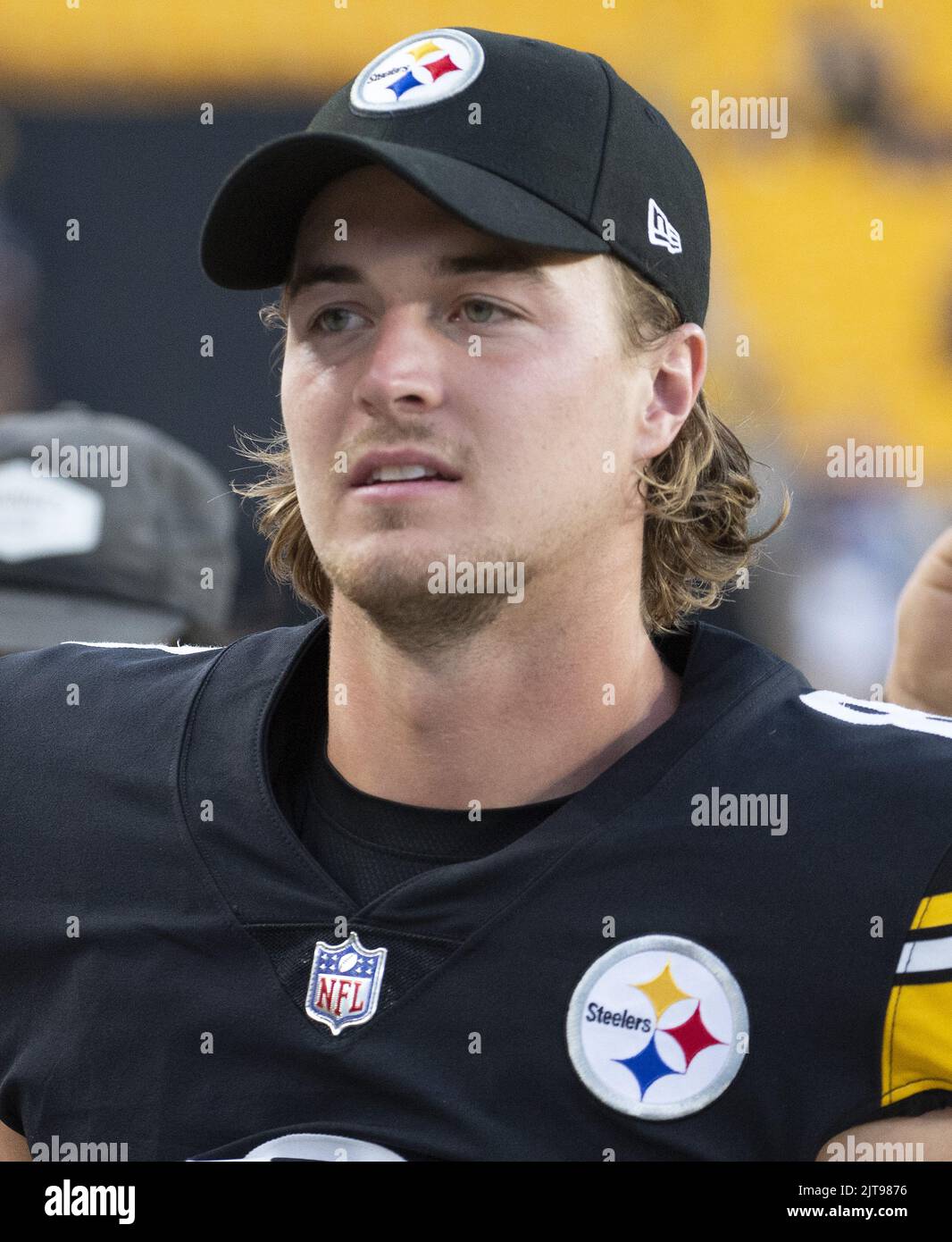 Pittsburgh, Stati Uniti. 28th ago, 2022. Kenny Pickett (8) lascia il campo dopo la vittoria di Pittsburgh Steelers 19-9 contro i Detroit Lions allo stadio di ascrisure domenica 28 agosto 2022 a Pittsburgh Foto di Archie Carpenter/UPI Credit: UPI/Alamy Live News Foto Stock