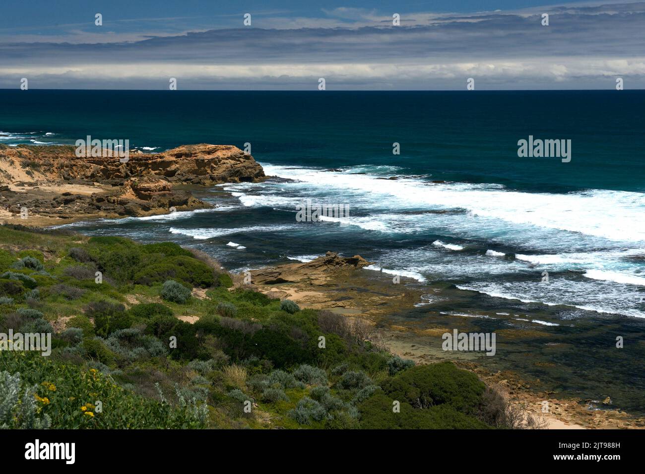 Bass Strait è famoso per le galee e le tempeste - ma produce grande surf, tra le rocce, a Point Nepean, a Victoria, Australia. Foto Stock