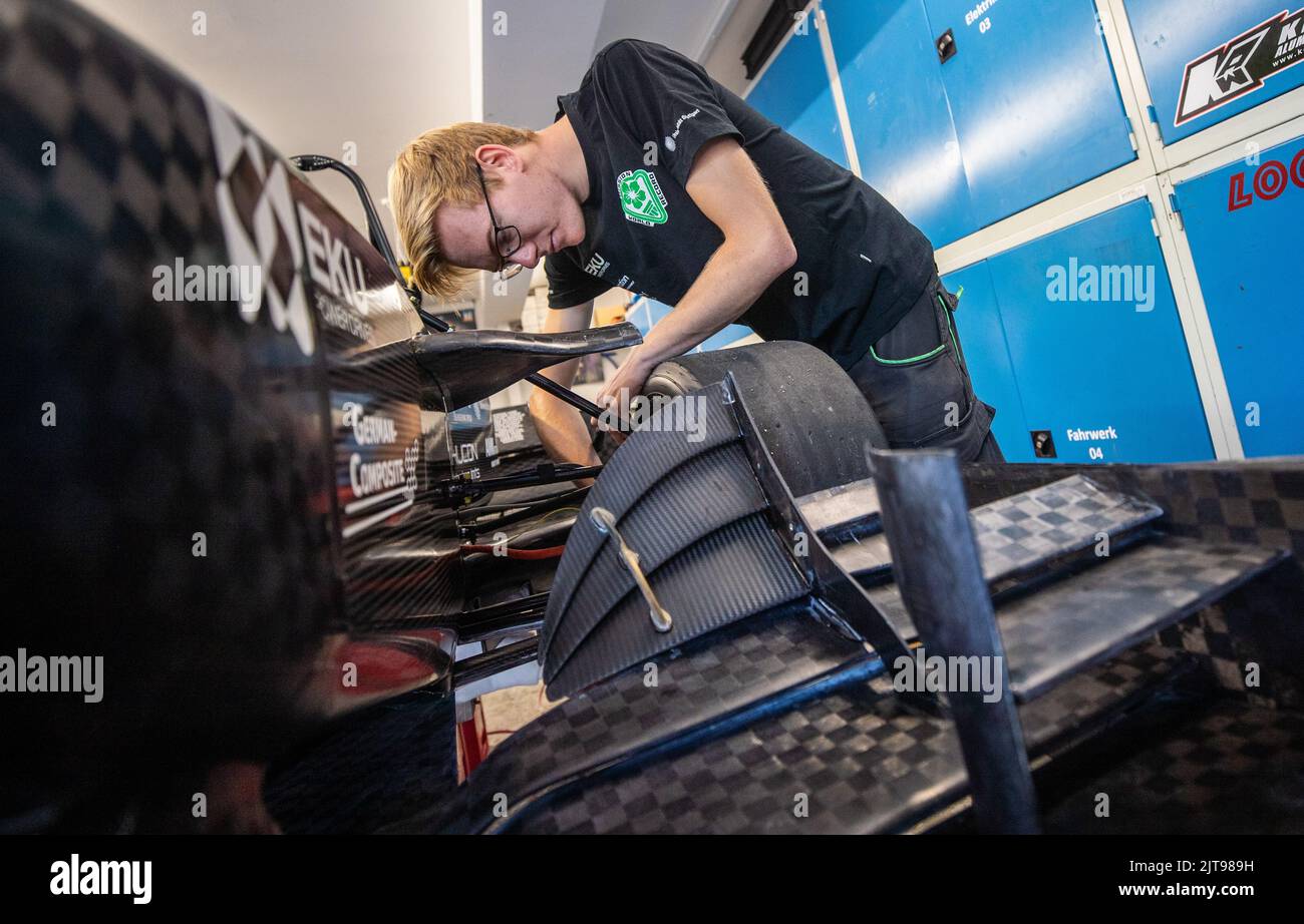 Stoccarda, Germania. 25th ago, 2022. Lo studente Simon Stober lavora su un'auto da corsa elettrica fatta in casa in un'officina. Gli studenti vogliono impostare un nuovo record mondiale con la vettura. Credit: Christoph Schmidt/dpa/Alamy Live News Foto Stock