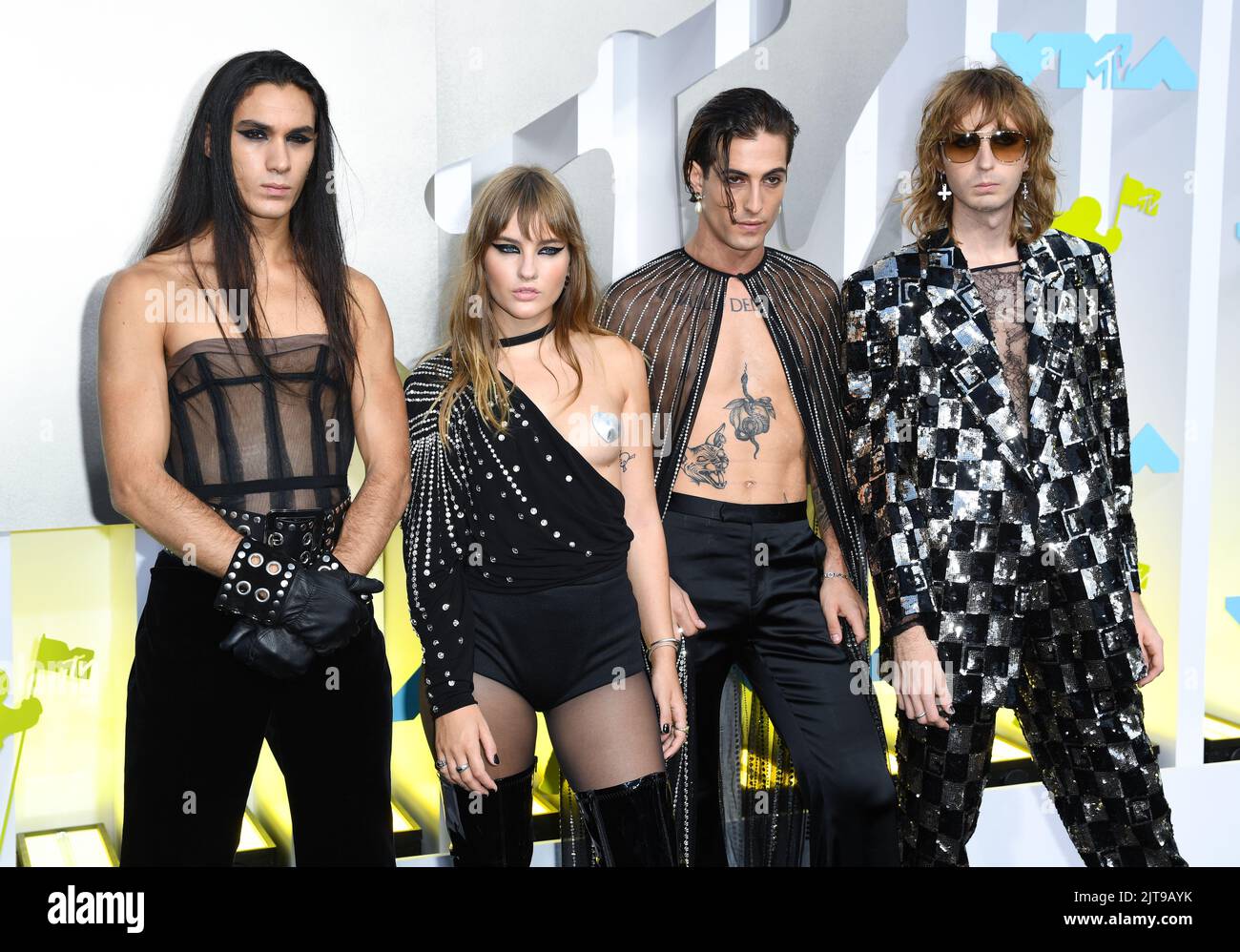 New Jersey, Stati Uniti. 28th ago, 2022. Agosto 28th, 2022. Newark, Stati Uniti. Maneskin, (da sinistra a destra) Ethan Torchio, Victoria De Angelis, Damiano David e Thomas Raggi in arrivo agli MTV Video Music Awards 2022, Prudential Centre, Newark. Credit: Doug Peters/EMPICS/Alamy Live News Credit: Doug Peters/Alamy Live News Foto Stock