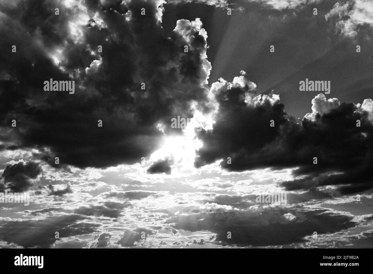 nuvole scure con raggi solari filtranti Foto Stock