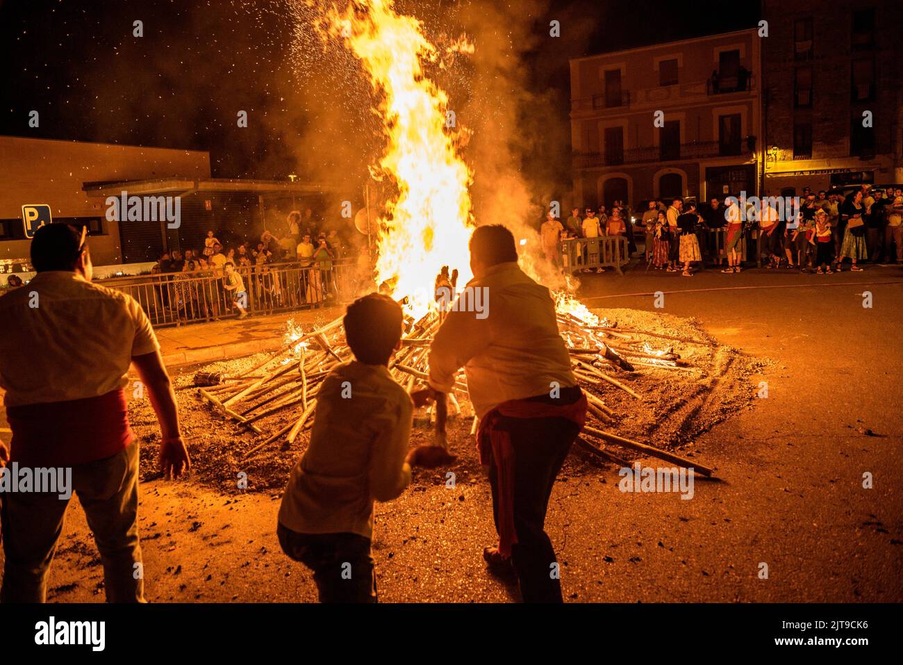 Falò nella discesa fiaccolata di la Pobla de Segur, patrimonio immateriale dell'UNESCO nei Pirenei (Pallars Jussà, Lleida, Catalogna, Spagna) Foto Stock