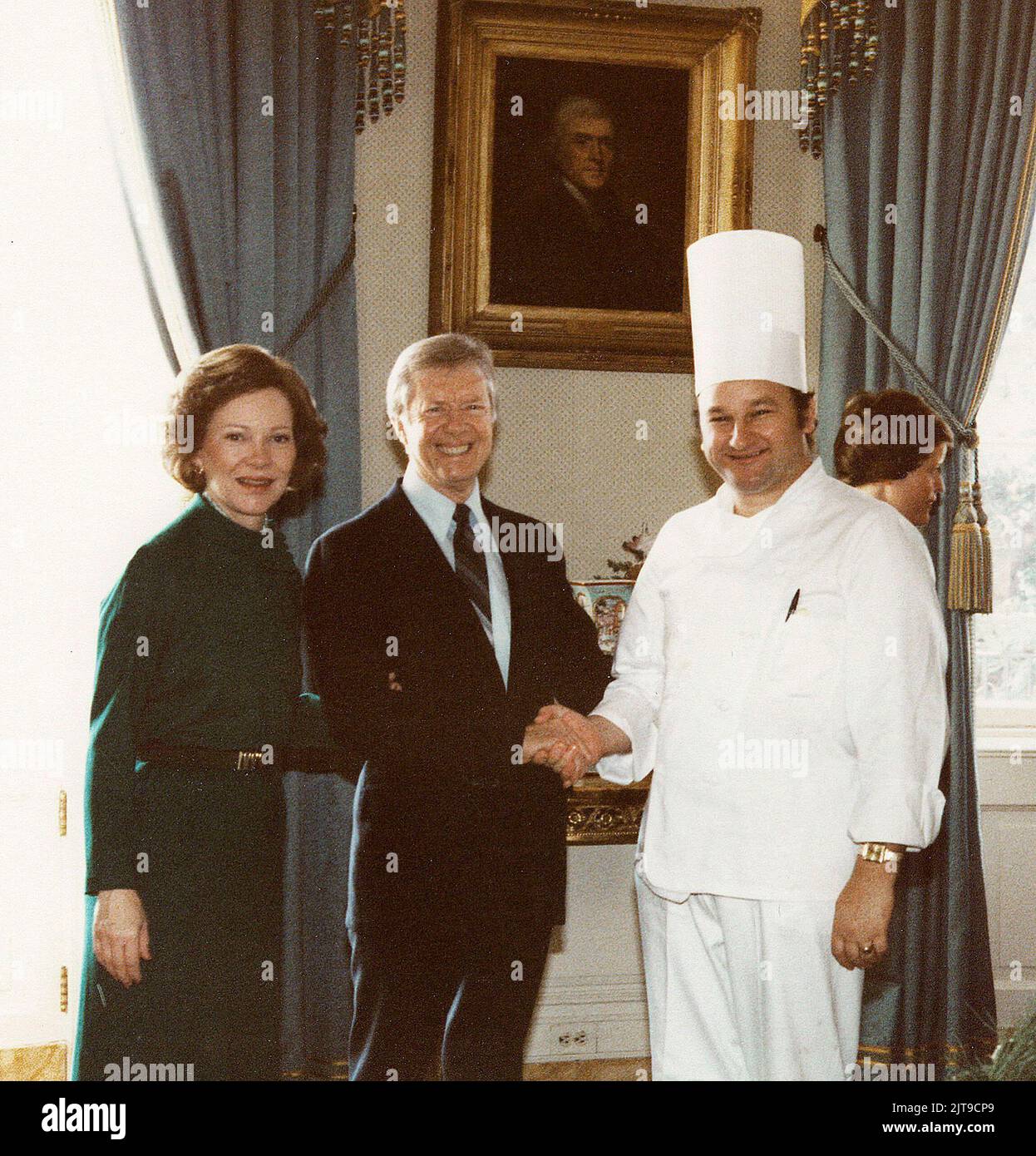 File foto - ESCLUSIVA. L'ex Chef Pasticceria della Casa Bianca, il francese Roland Mesnier, si pone con il carter's alla Casa Bianca a Washington DC, USA. Roland Mesnier, il francese White House pasticciere chef che ha prodotto prelibatezze per cinque presidenti degli Stati Uniti, è morto all'età di 78 anni. Mesnier è stato assunto per la prima volta durante la presidenza di Jimmy carter nel 1979 e ritirato nel 2004 sotto George W Bush. È morto il venerdì 'dopo una breve malattia', la Casa Bianca Historical Association ha detto sul suo sito web. Mesnier scrisse notoriamente che nei suoi 27 anni alla Casa Bianca, non servì mai lo stesso piatto due volte. Foto b Foto Stock