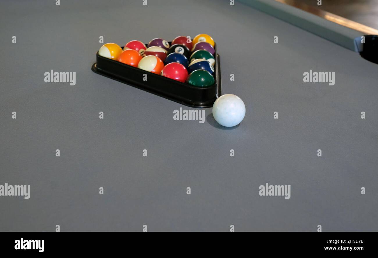 Un tavolo da biliardo, biliardo o snooker con le palle pronte per una partita Foto Stock