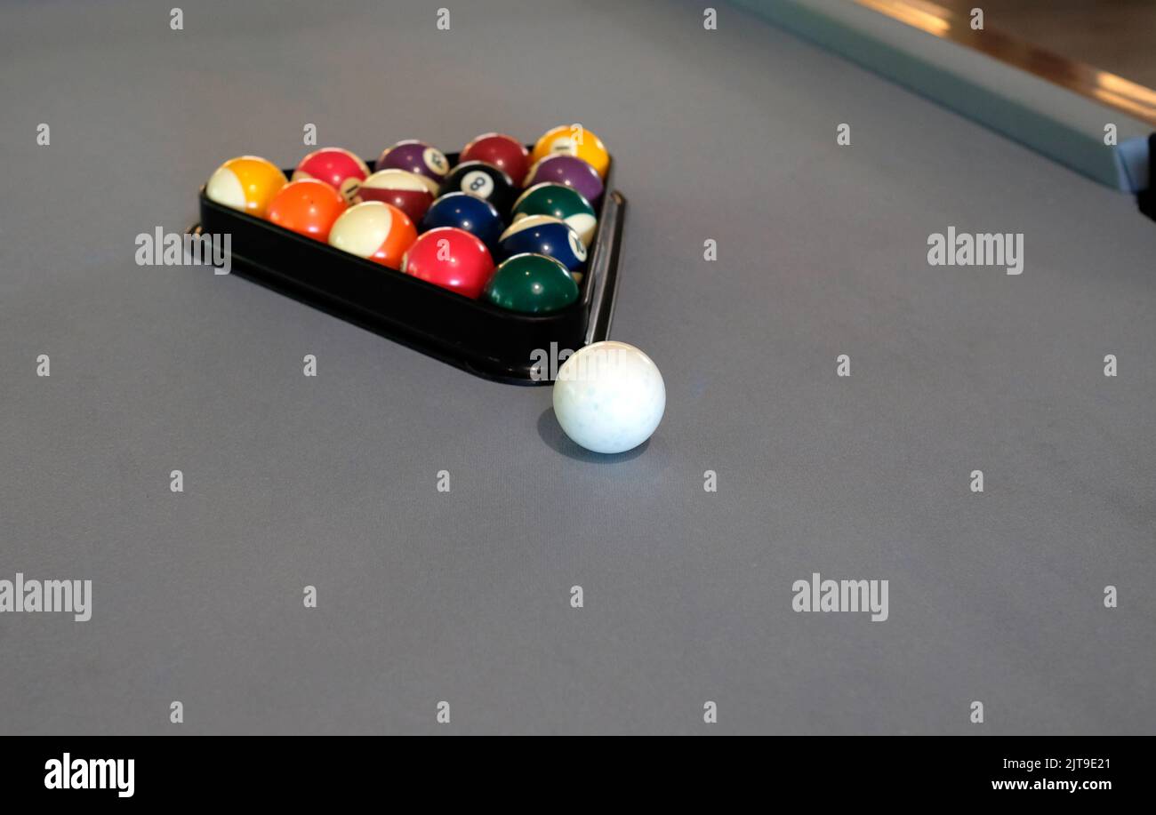 Un tavolo da biliardo, biliardo o snooker con le palle pronte per una partita Foto Stock