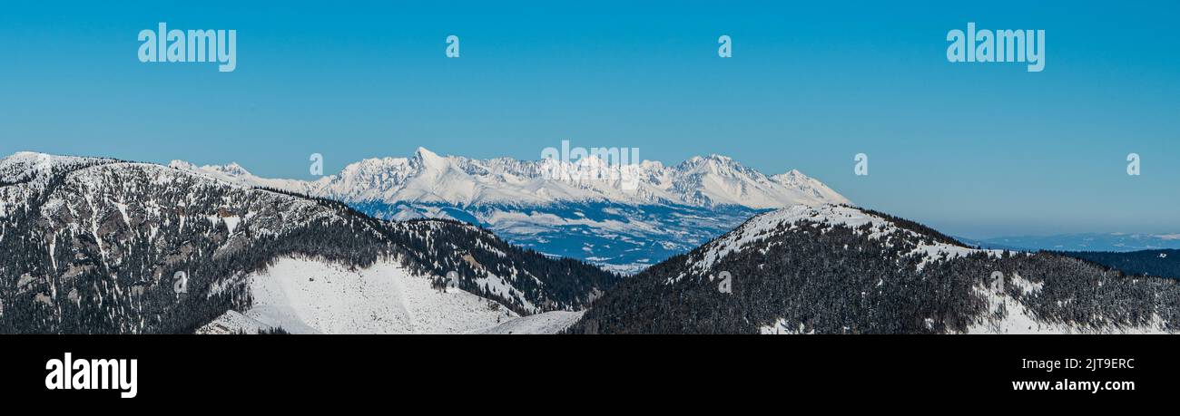 Vista agli alti Tatra dallo scivolo sciistico su Chopok in inverno i monti dei bassi Tatra in Slovacchia Foto Stock