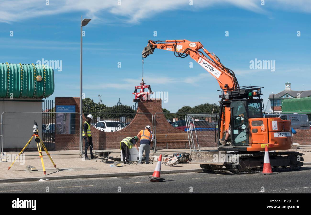 Operai che installano un canale di piantagione lungo il fronte mare, una parte del Seaburn Coastal Garden, a Sunderland, Inghilterra, Regno Unito Foto Stock