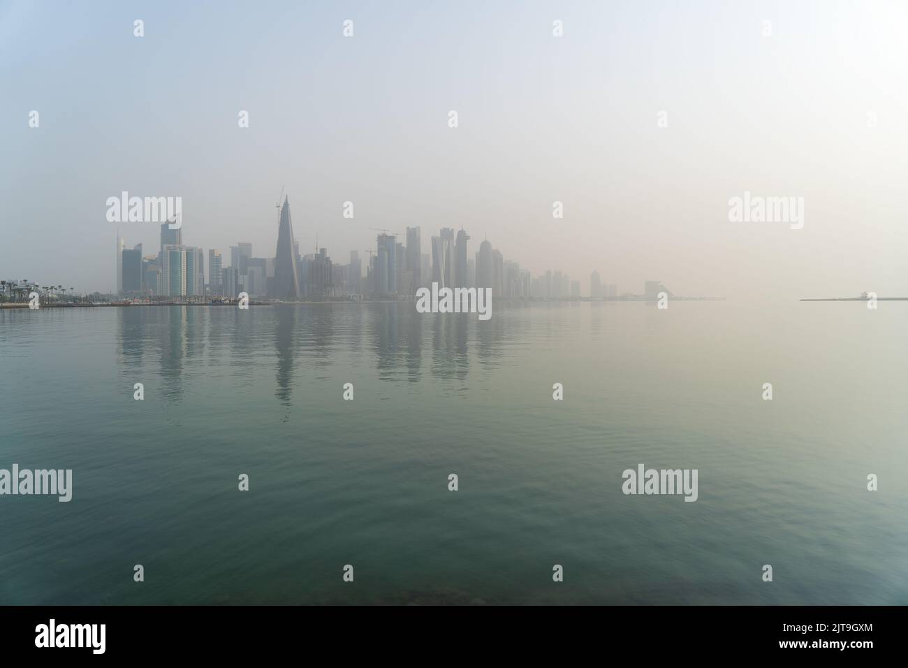Skyline di Doha all'alba con nebbia mattutina Foto Stock