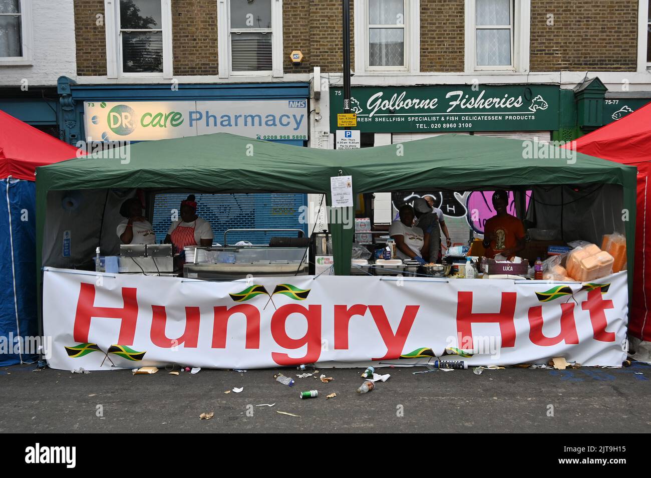 Londra, Regno Unito. 28 agosto, tradizionale cibo caraibico della Giamaica - cucina caraibica, famiglie che aiutano ad aprire le bancarelle lungo Golborne Road a Notting Hill Carnival 2022. Credit: Vedi li/Picture Capital/Alamy Live News Foto Stock