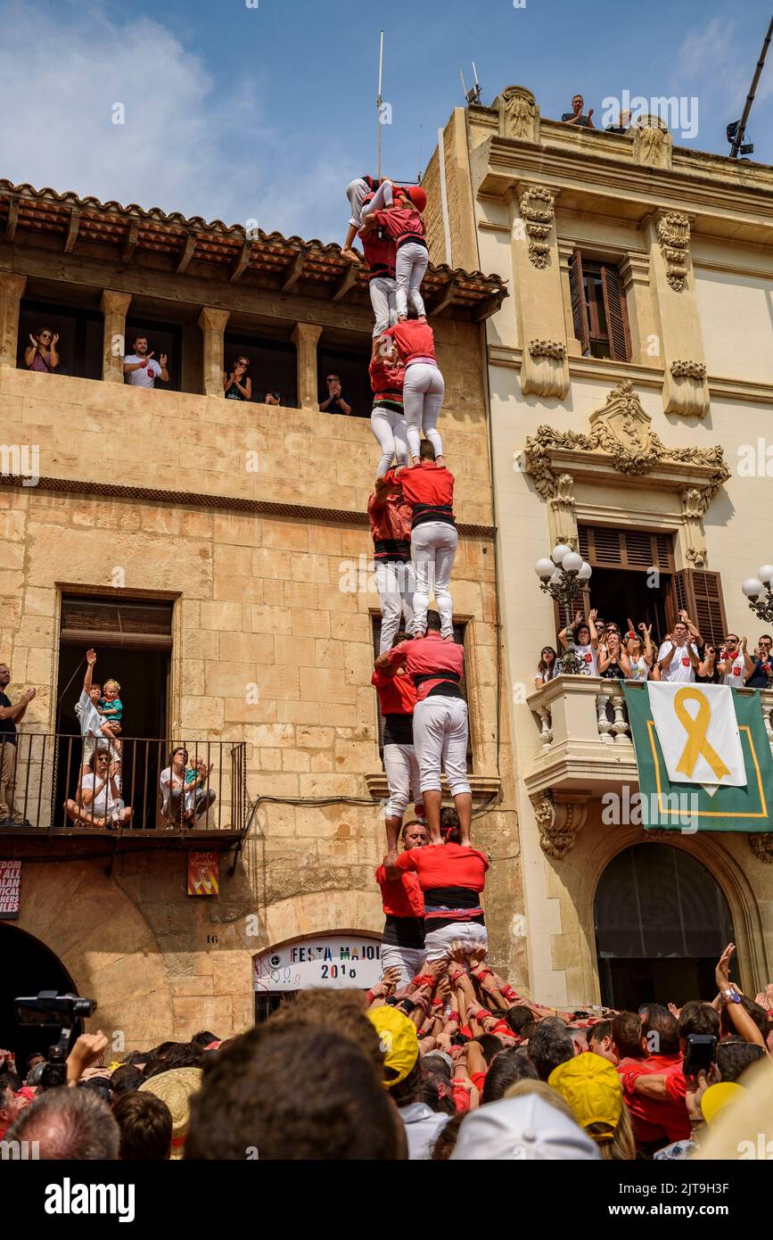 Sant Fèlix giorno a Vilafranca del Penedès. '2 de 8 net' (Castello con 2 persone in 8 livelli senza 'folre' -rivestimento- sul 2nd ° livello) Vilafranca Spagna Foto Stock