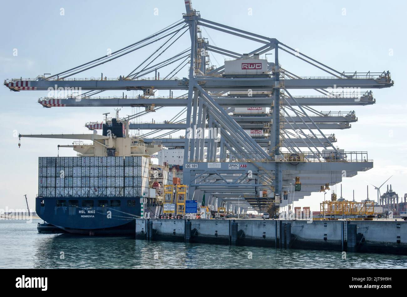 Rotterdam, Paesi Bassi, 23 agosto 2022: Vista attraverso la serie di gru di grandi dimensioni presso un terminal container sul porto di Princess Amalia Foto Stock