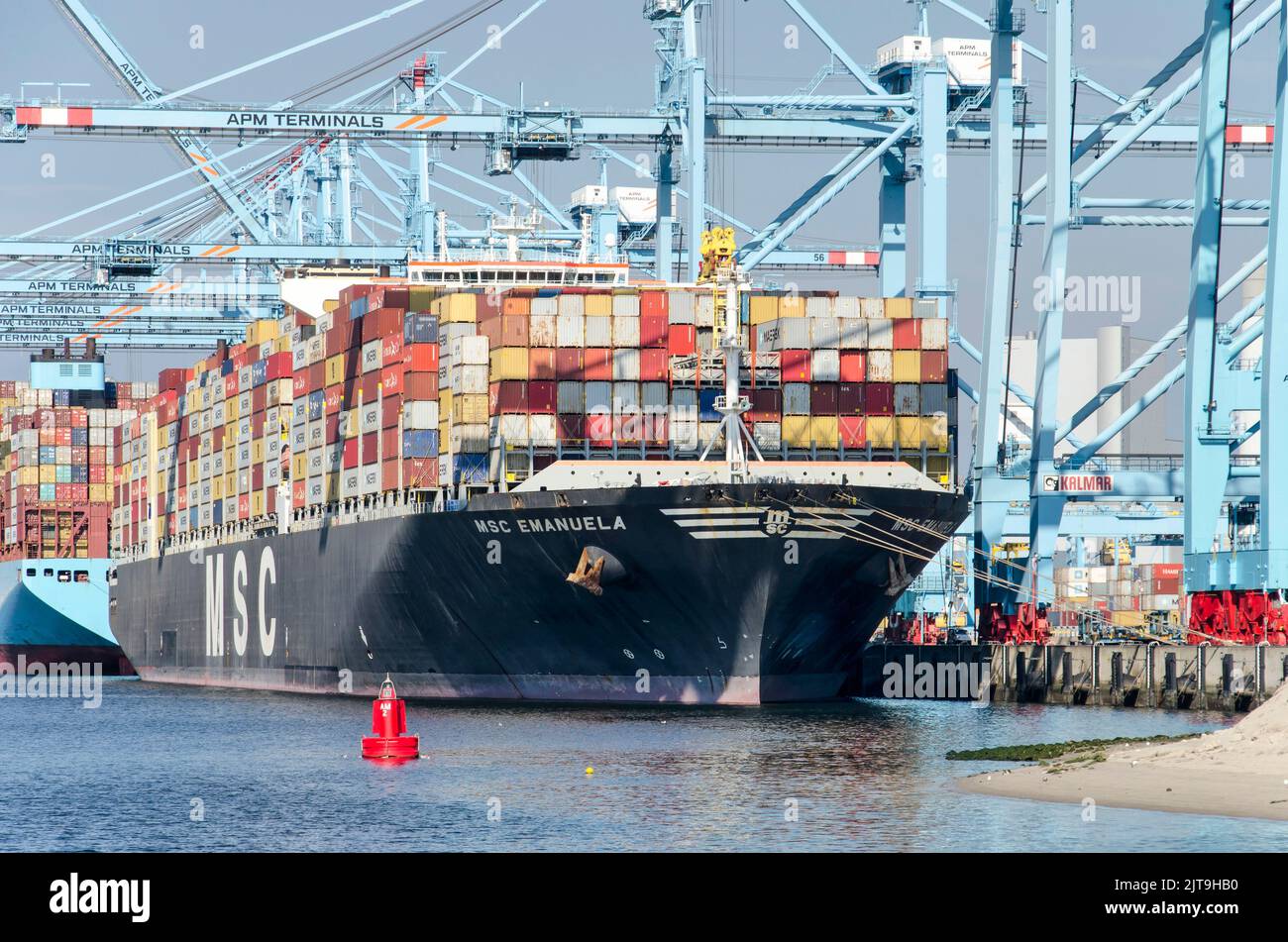 Rotterdam, Paesi Bassi, 23 agosto 2022: Scena colorata al porto della principessa Amalia con una nave riempita di contenitori multicolore e ciano e. Foto Stock
