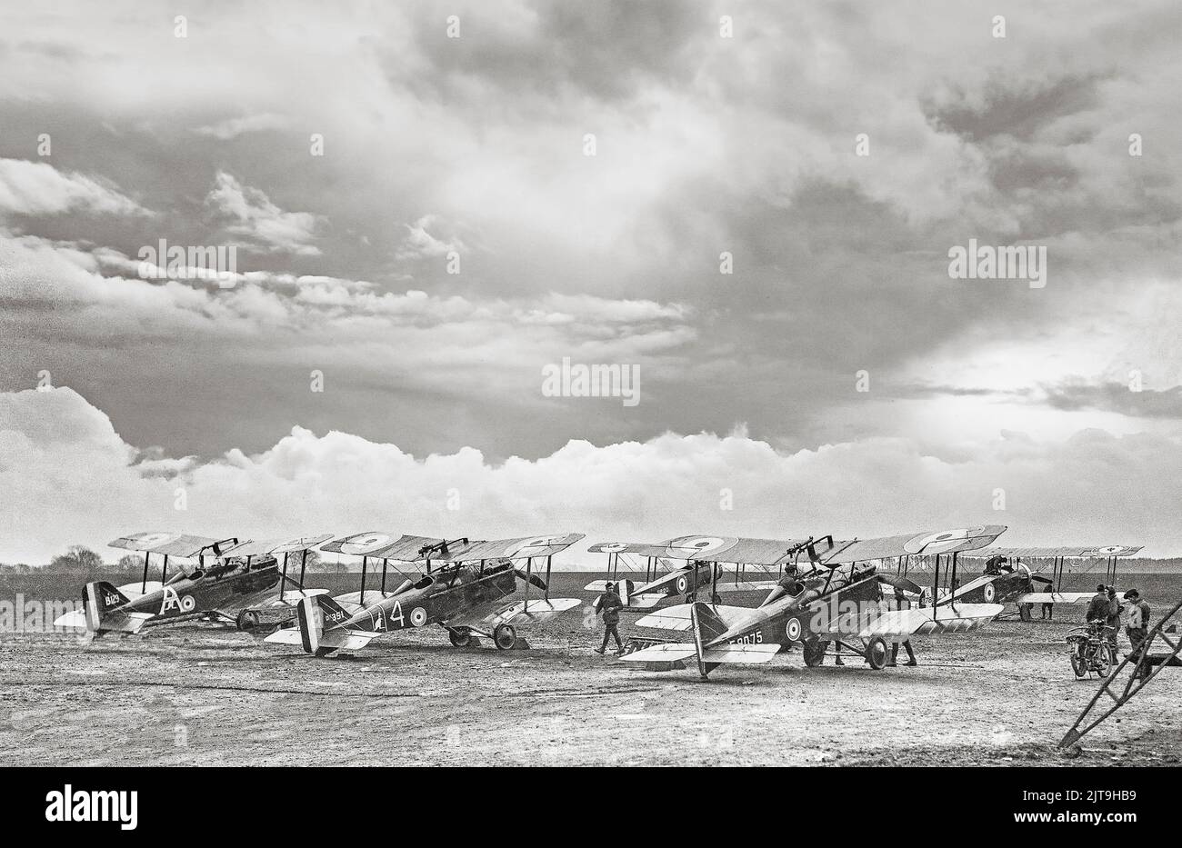 SE5A aerei da caccia di No. 6 (addestramento) Squadron, Australian Flying Corps (AFC), presso l'aerodromo. (1/2r s.. Avro 504K in background. La Royal Aircraft Factory S.E.5a fu un aereo da combattimento biplanare britannico della prima guerra mondiale. Era uno degli aerei più veloci della guerra, pur essendo stabile e relativamente manovrabile. Foto Stock