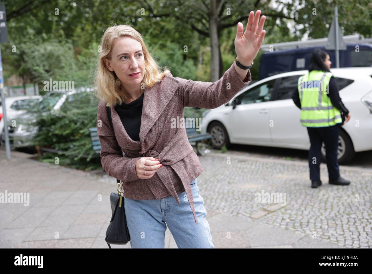 Berlino, Germania. 29th ago, 2022. Almut Neumann (Bündnis90/Die Grünen), consigliere distrettuale di Berlino-Mittte, gesticulando davanti a un veicolo che sta per essere trainato. L'ufficio dell'ordine pubblico di Berlino-Mitte agisce costantemente contro i veicoli parcheggiati in modo improprio in aree a traffico limitato. Al posto delle avvertenze, l'ufficio dell'ordine pubblico si affida allo spostamento del veicolo. In precedenza, il proprietario del veicolo ha dovuto pagare 15 euro per un avvertimento; in futuro, 225 euro saranno addebitati se il veicolo è trainato via. Credit: Joerg Carstensen/dpa/Alamy Live News Foto Stock