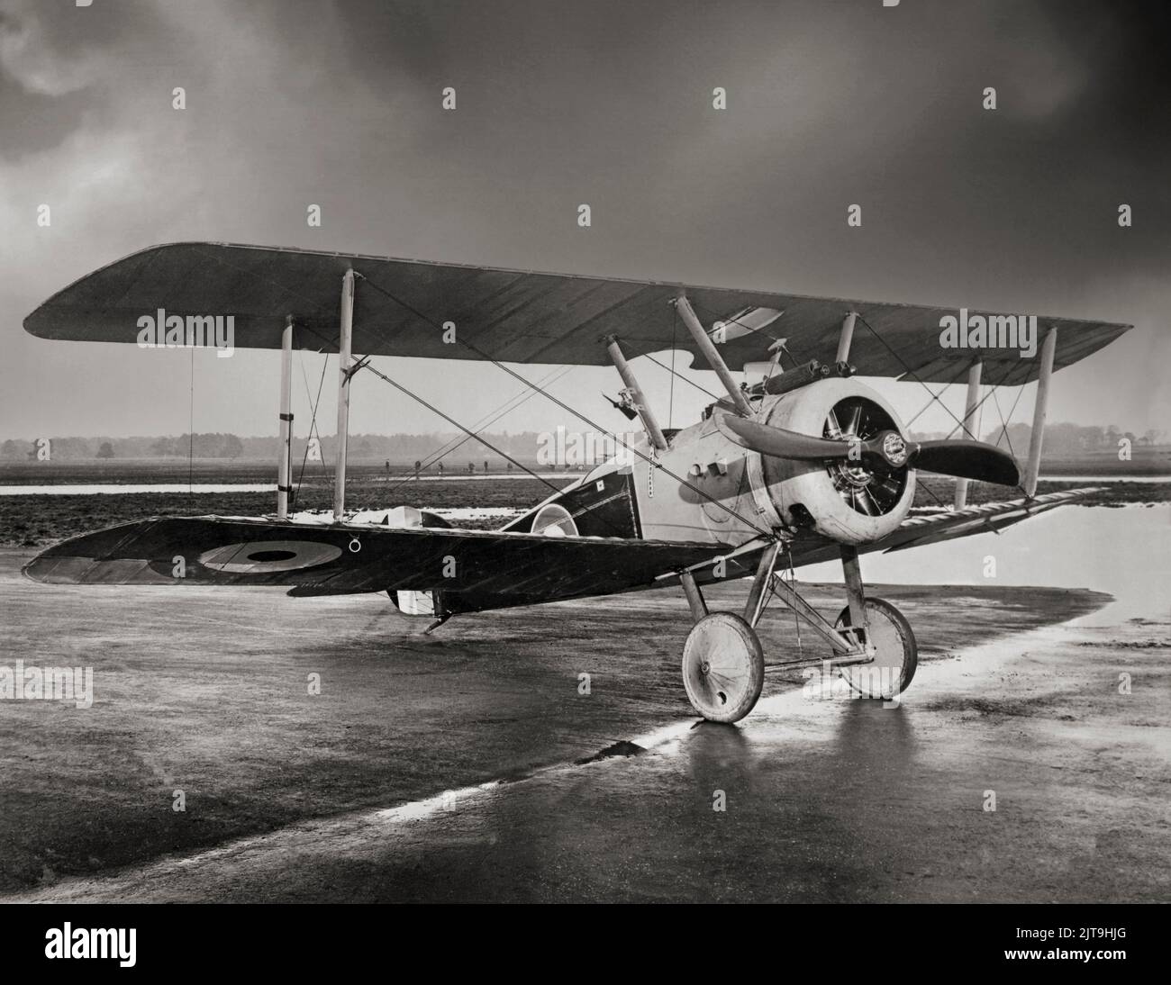 Un Sopwith Camel F-1, aereo da combattimento biplanare a sedile singolo britannico introdotto sul fronte occidentale durante la prima guerra mondiale nel 1917. Il cammello era alimentato da un unico motore rotativo ed era armato di mitragliatrici Vickers sincronizzate gemelle. Sebbene difficile da gestire, era altamente manovrabile nelle mani di un pilota esperto, un attributo vitale nei combattimenti di cani a bassa velocità e bassa altitudine dell'epoca. In totale, ai piloti Camel è stato attribuito il possesso di 1.294 velivoli nemici, più di qualsiasi altro combattente alleato del conflitto. Foto Stock