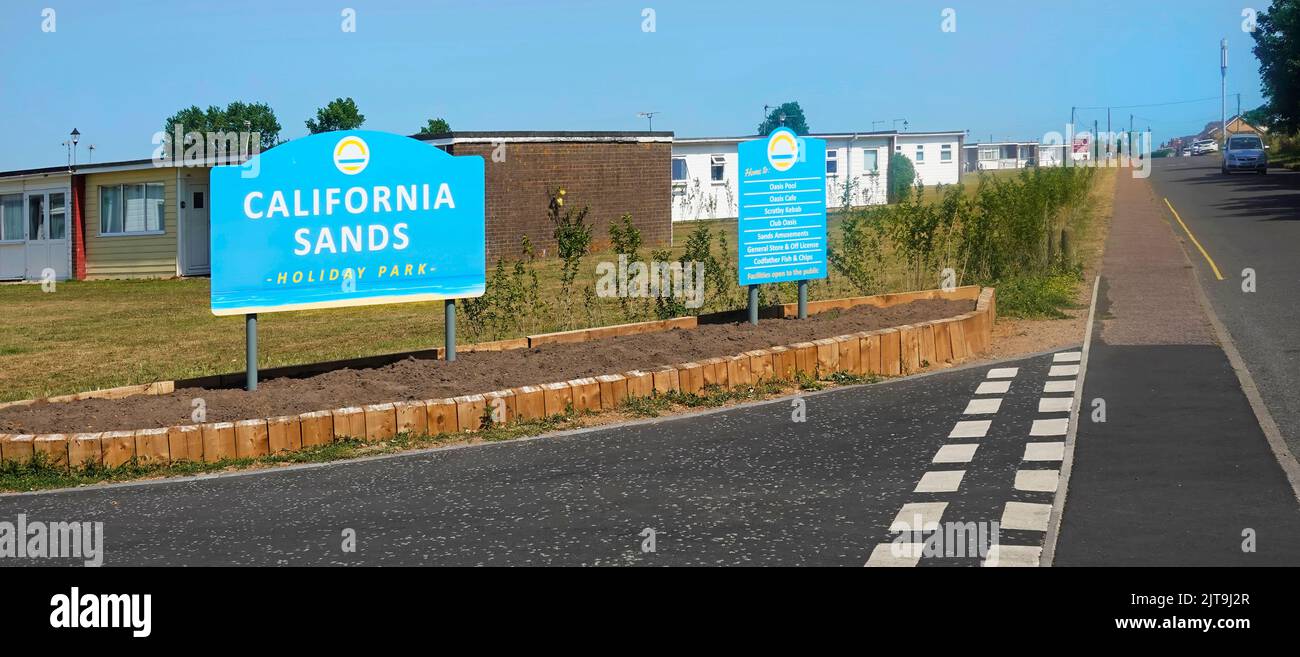 L'entrata del Parco delle Vacanze e gli chalet si trovano dietro la strada nel villaggio di California Sands sulla costa di Norfolk, servizi per il pubblico East Anglia Inghilterra Regno Unito Foto Stock