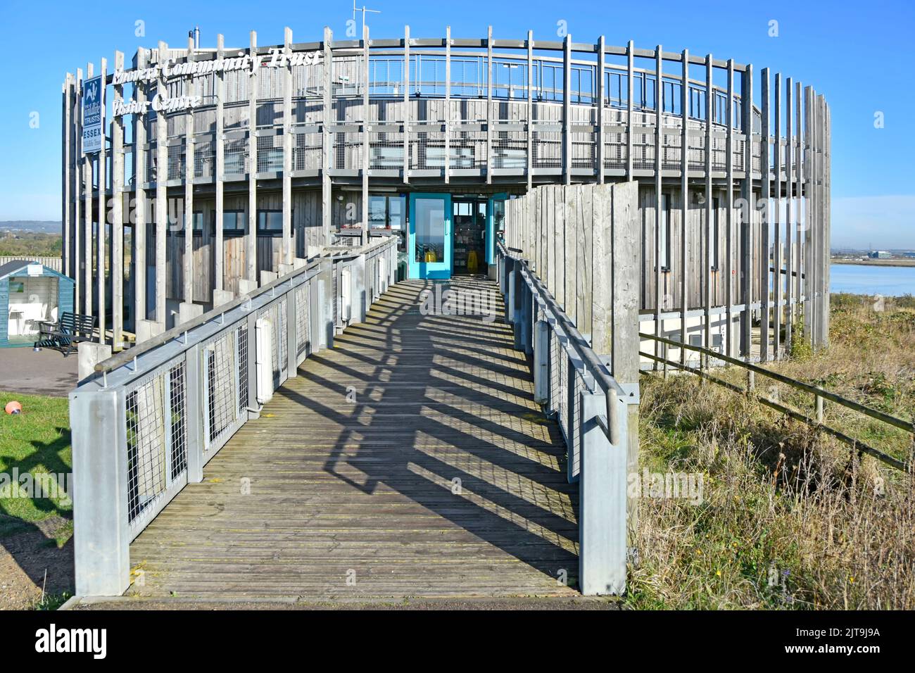 Rampa e porte d'ingresso accessibili con sedia a rotelle Essex Wildlife Trust Thameside Nature Reserve & Discovery Park Visitor Center Building Mucking England UK Foto Stock