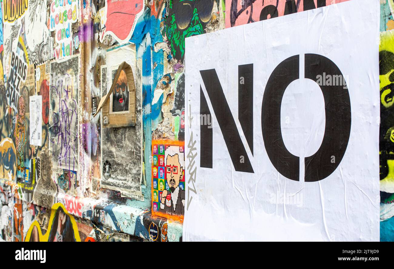 NESSUN poster arte urbana di strada a Briklane , Londra , Inghilterra. Foto Stock