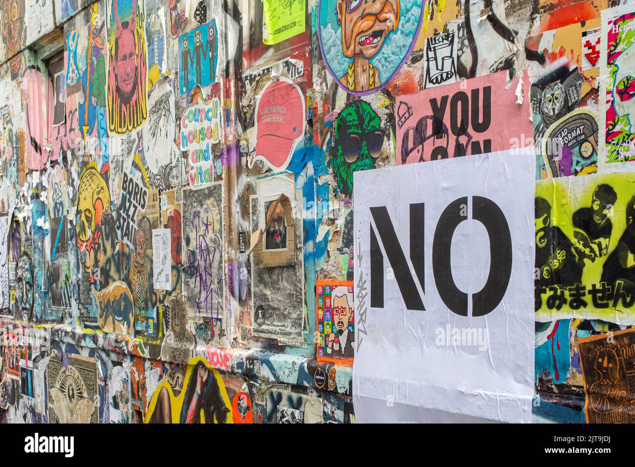 NESSUN poster arte urbana di strada a Briklane , Londra , Inghilterra. Foto Stock