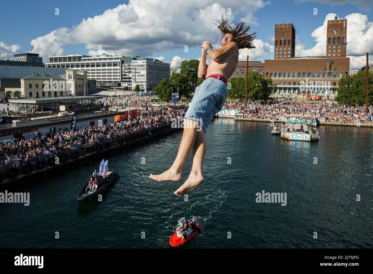 Oslo 20220827.Anders Rox Friberg durante il suo primo salto in Døds 2022, chiamato anche Campionato del mondo di Døds, a Raadhuskaia ad Oslo. Foto: Heiko Junge / NTB Foto Stock