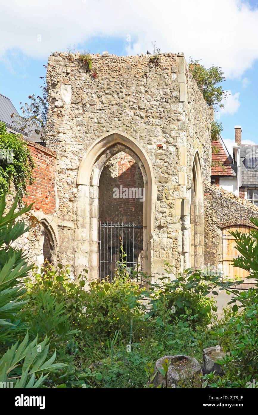 Parte della storica rovina di pietra della Vecchia Cappella di San Tommaso A Becket Off Brentwood shopping High Street rovinato grado II edificio classificato Essex Inghilterra Regno Unito Foto Stock