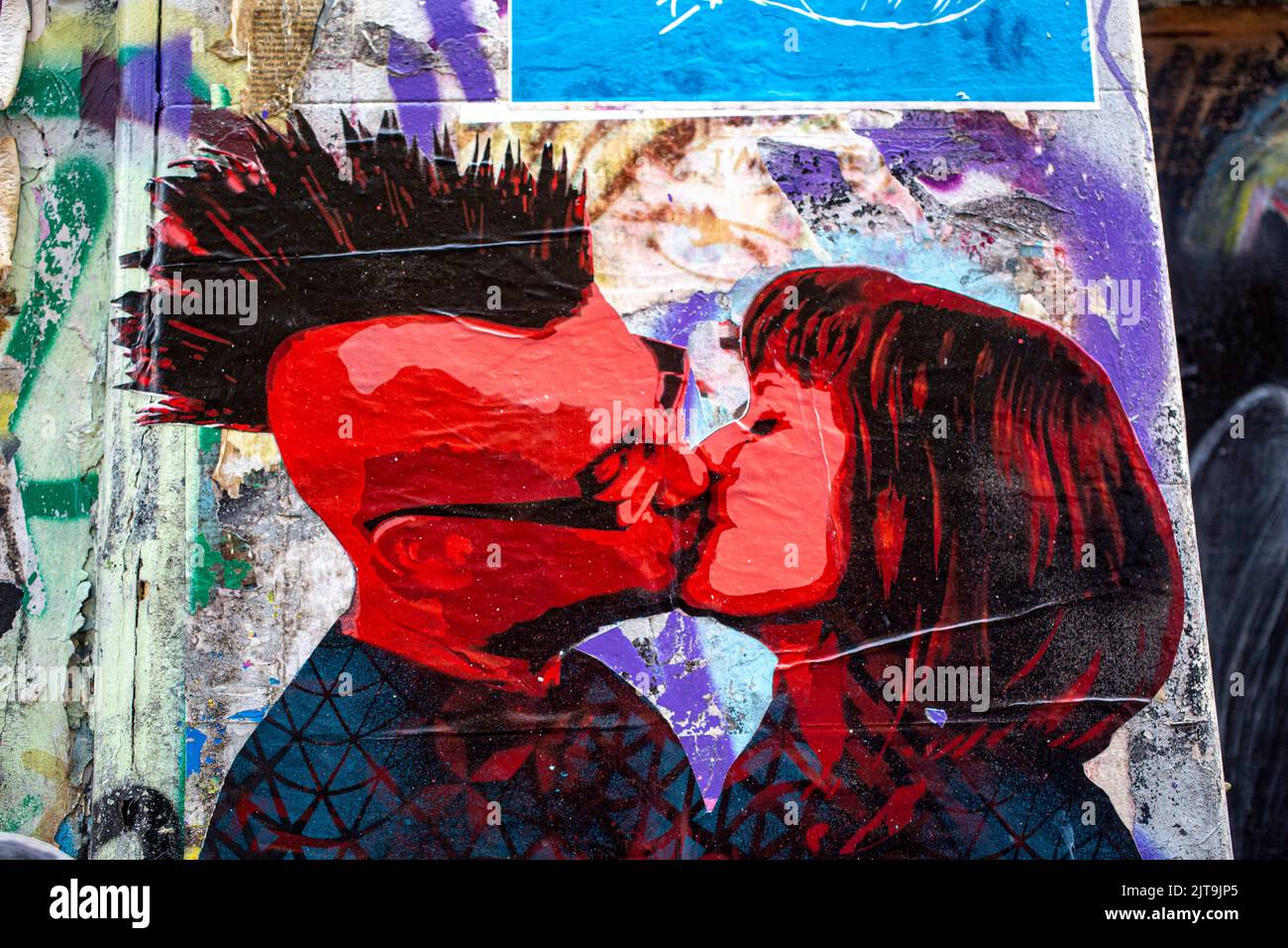 Punk baciando donna Street art urbano dell'artista, Voxx Romana, a Londra, Inghilterra. Foto Stock