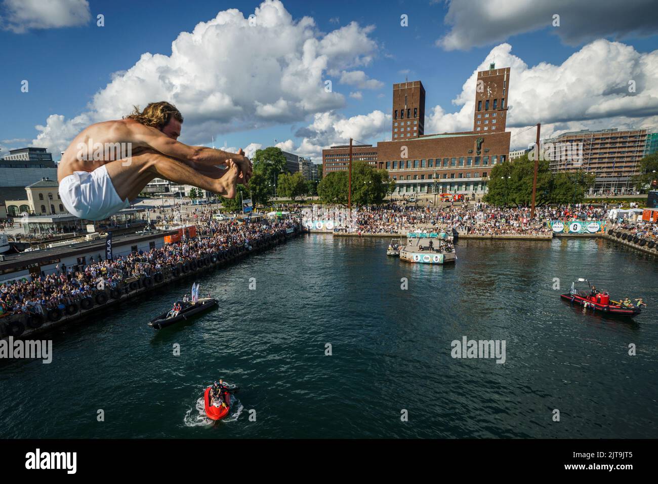 Oslo 20220827.Andrew Juntunen dagli Stati Uniti durante il suo primo salto in Døds 2022, chiamato anche Campionato del mondo di Døds, a Raadhuskaia a Oslo. Foto: Heiko Junge / NTB Foto Stock