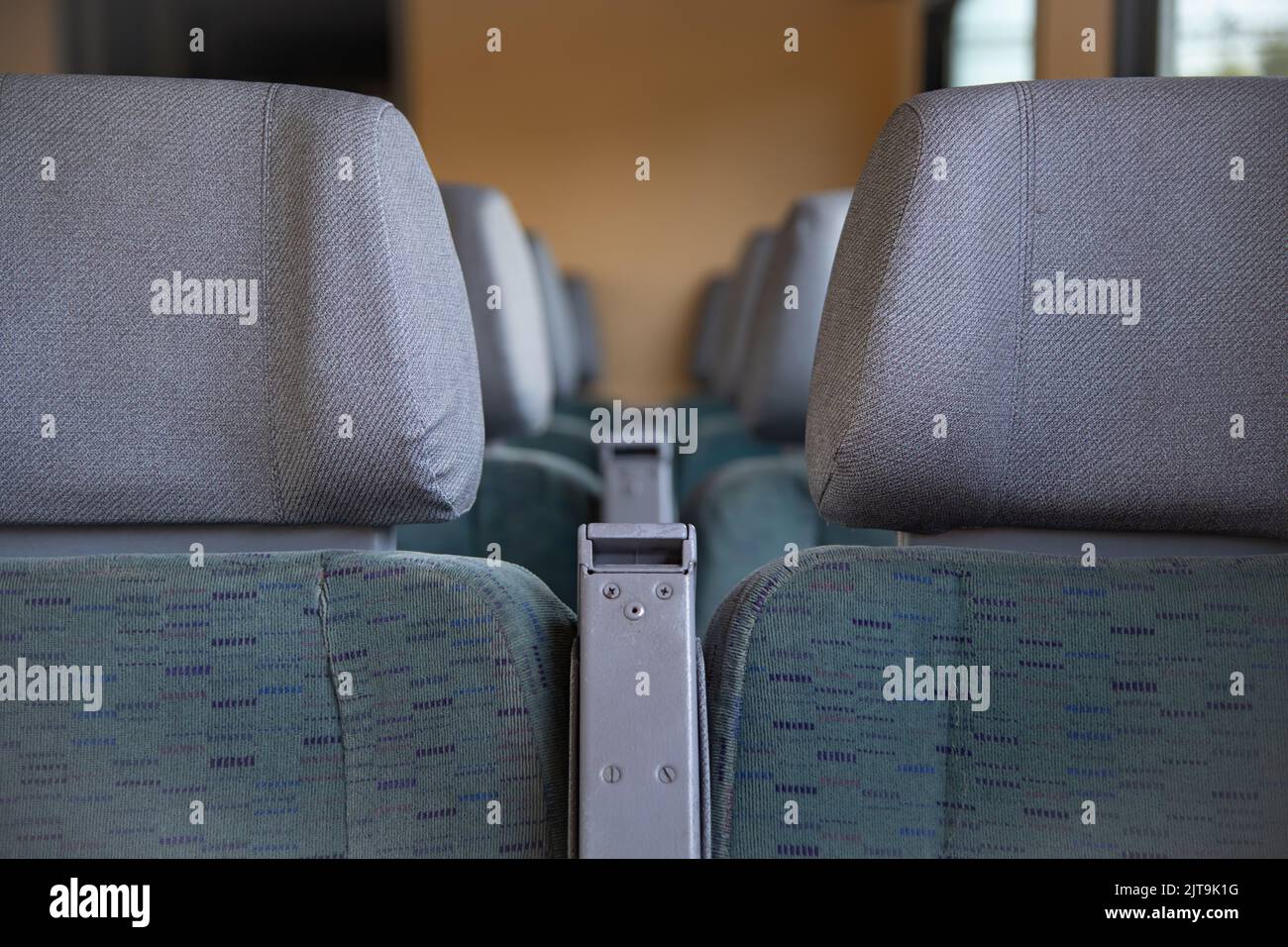 Interno di un vagone ferroviario passeggeri con posti a sedere Foto Stock