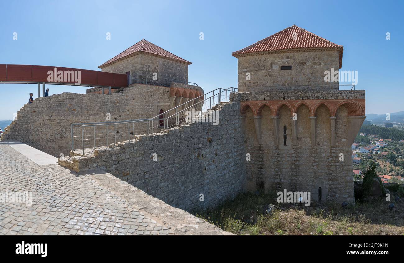 Ourém Santarém Portogallo - 08 09 2022: Vista interna al Castello medievale di Ourém, Palazzo e fortezza, situato in cima alla città di Ourém, considerato o Foto Stock