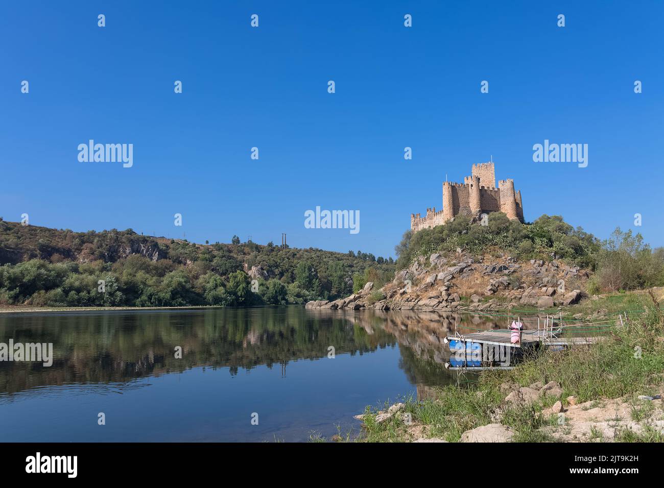 Santarém Portogallo - 08 09 2022: Vista al Castello di Almourol è un castello medievale in cima all'isolotto di Almourol nel mezzo del fiume Tago Foto Stock