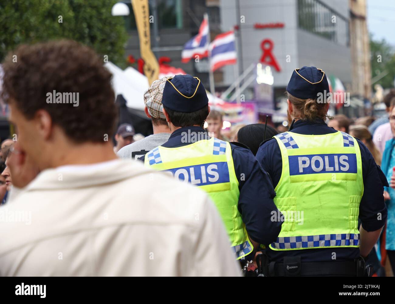 Fiera internazionale del cibo a Linköping Stadsfest, Linköping, Svezia, il venerdì sera. Poliziotti al festival. Foto Stock