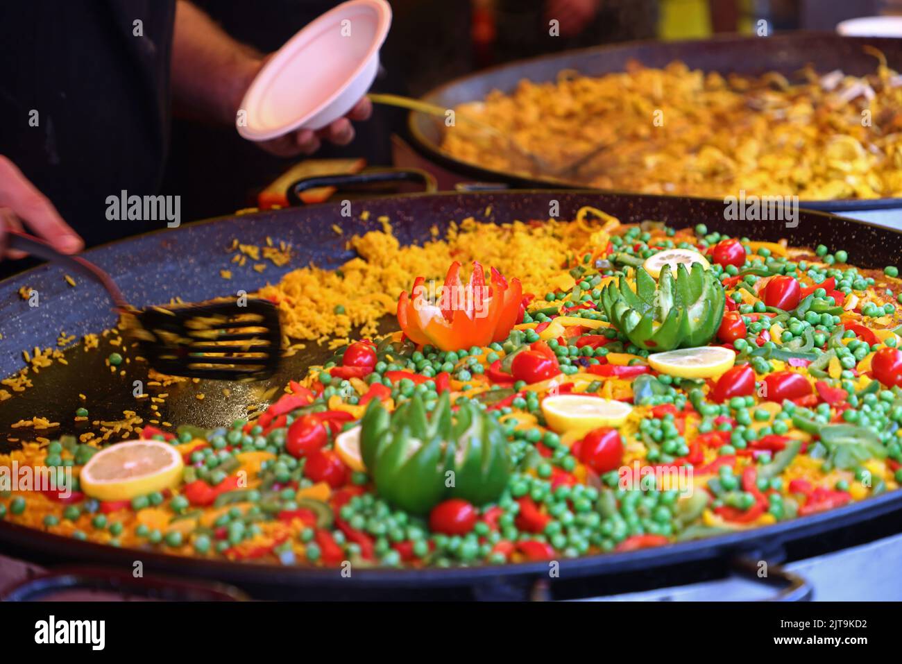 Fiera internazionale del cibo a Linköping Stadsfest, Linköping, Svezia, il venerdì sera. Nella foto: Paella spagnola. Foto Stock