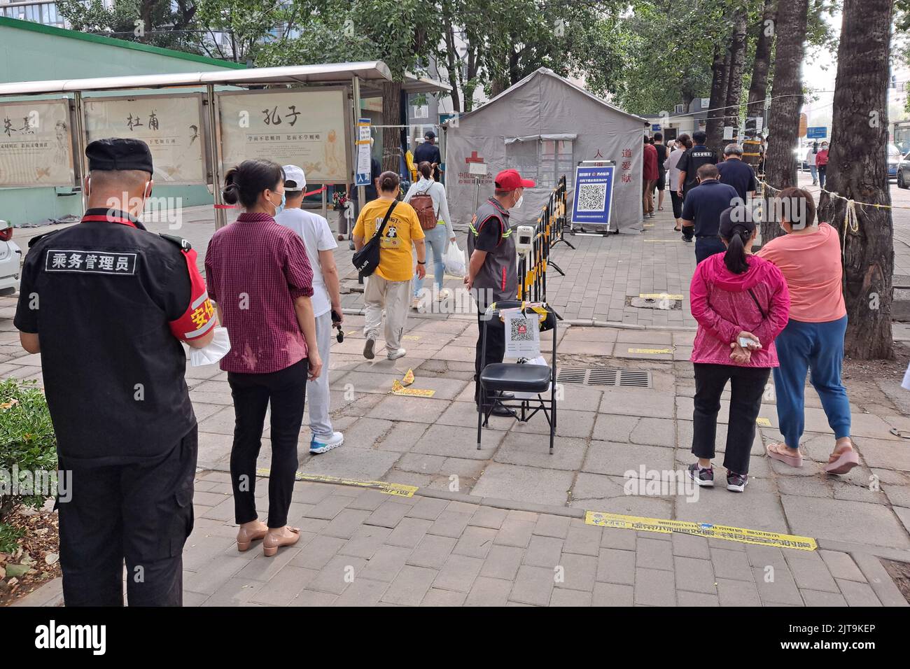 I residenti che si accingono a fare la fila per i test degli acidi nucleici su strada sotto la politica cinese di zero covid Foto Stock