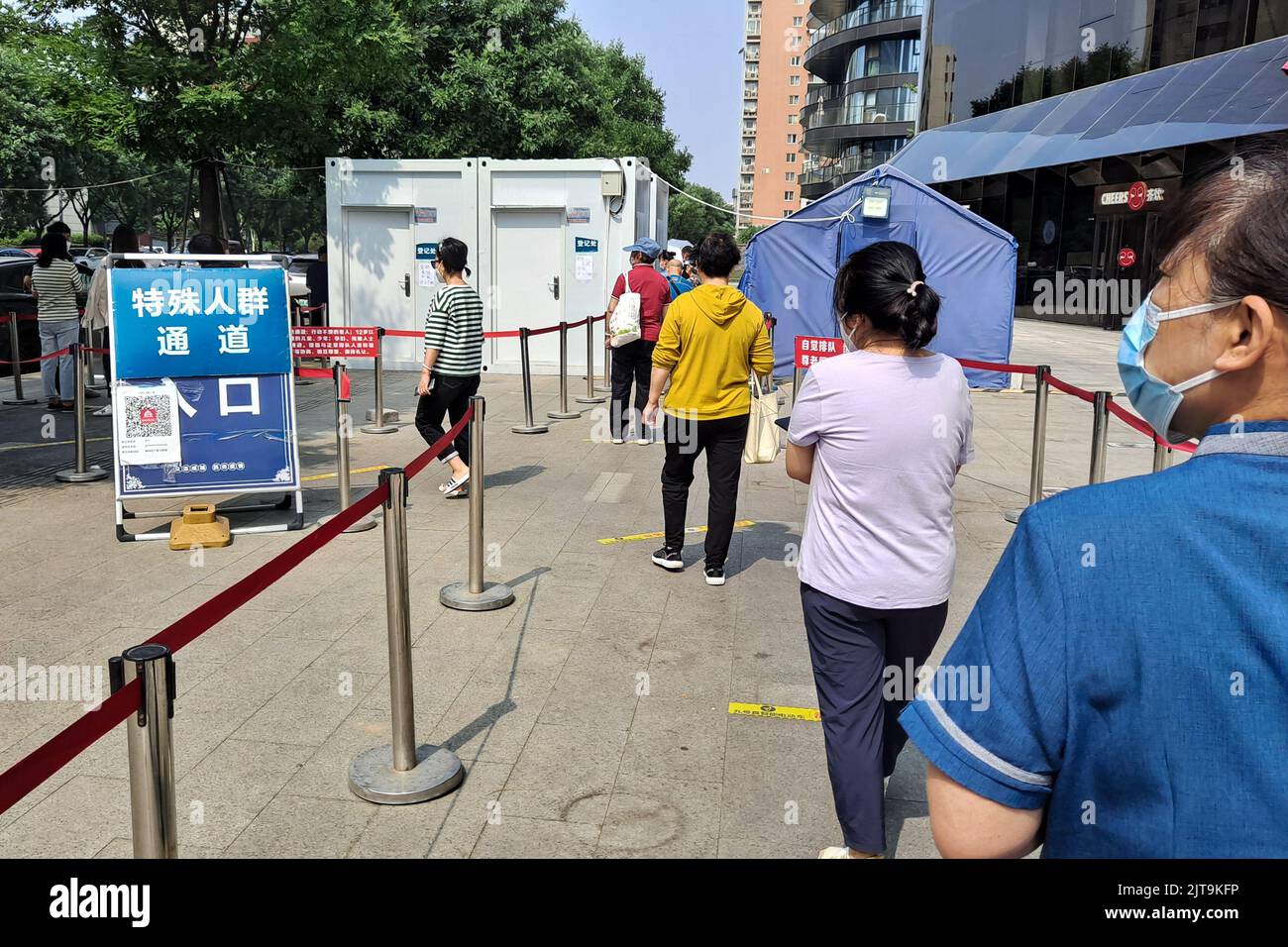 I residenti che si accingono a fare la fila per i test degli acidi nucleici su strada sotto la politica cinese di zero covid Foto Stock