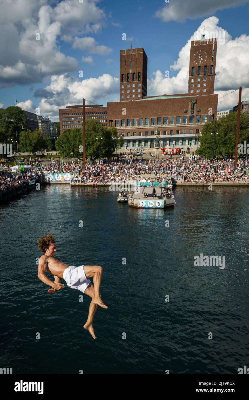 Oslo 20220827.Andrew Juntunen dagli Stati Uniti durante il suo primo salto Døds 2022, chiamato anche Campionato del mondo di Døds, a Raadhuskaia ad Oslo. Foto: Heiko Junge / NTB Foto Stock