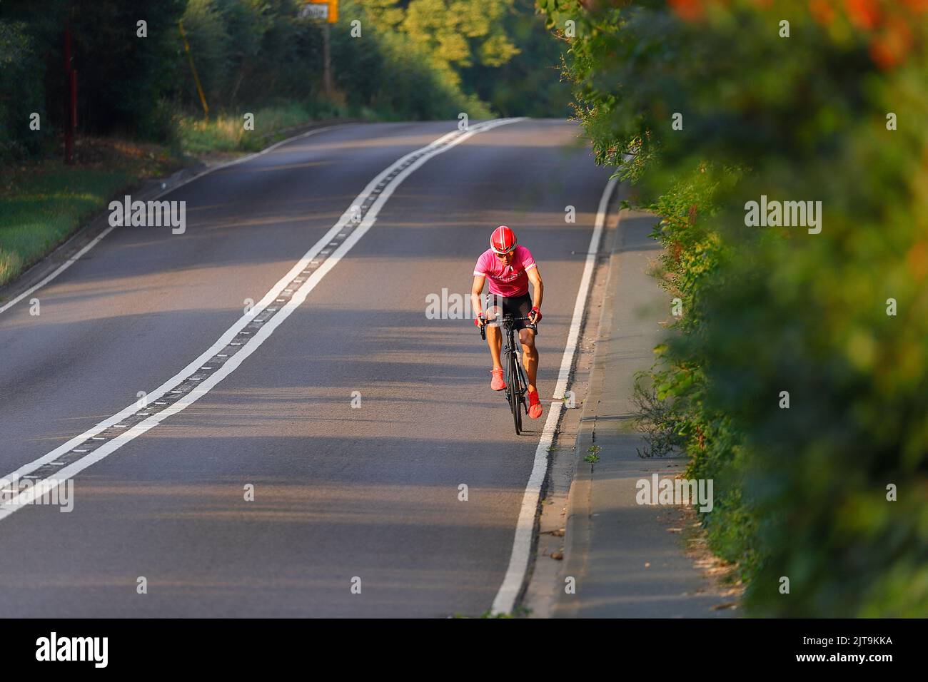 In bicicletta lungo la A642 Wakefield Road a Swillington, Leeds, West Yorkshire, Regno Unito Foto Stock