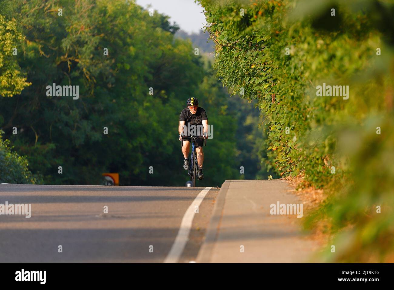 In bicicletta lungo la A642 Wakefield Road a Swillington, Leeds, West Yorkshire, Regno Unito Foto Stock