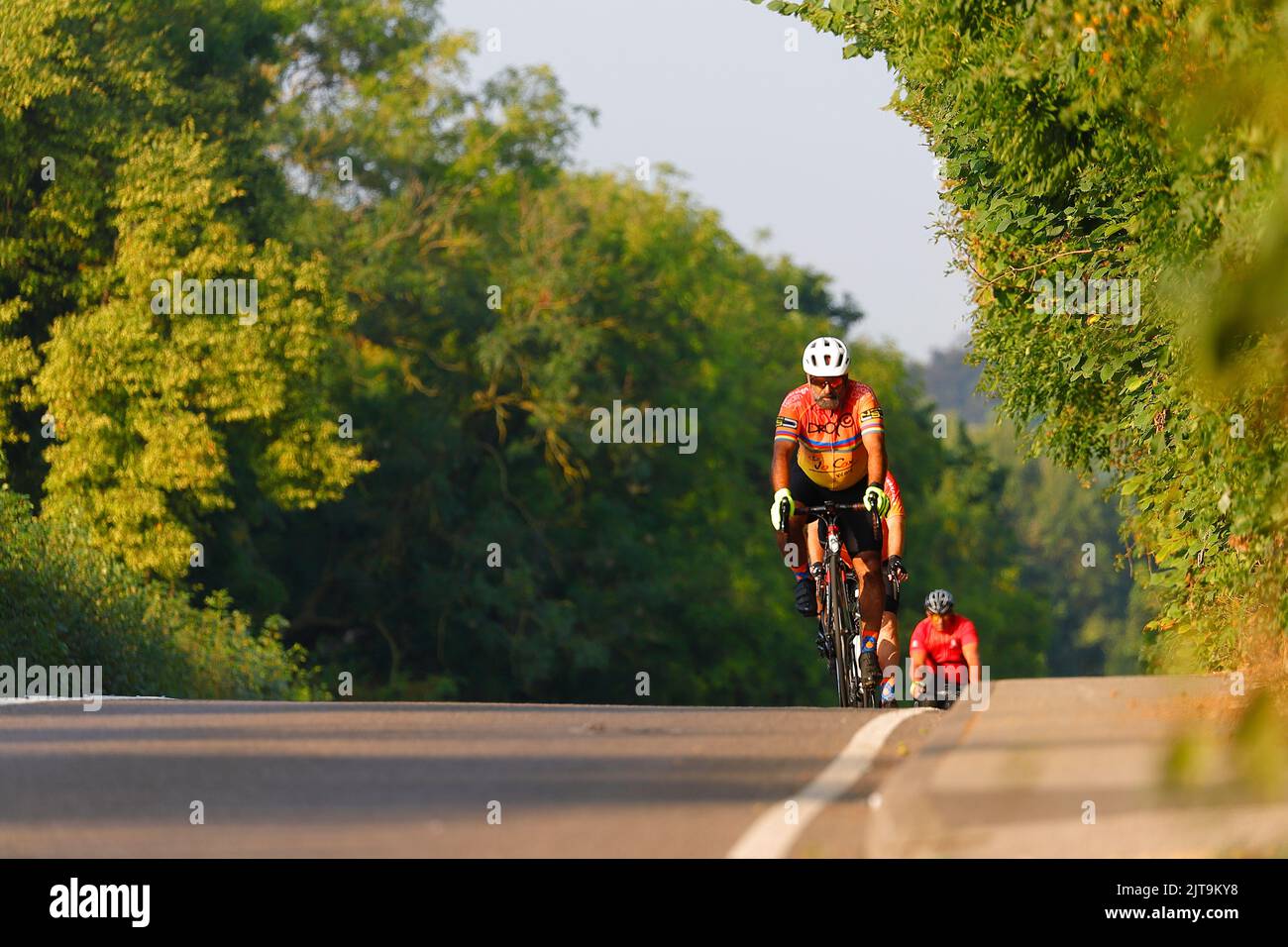 In bicicletta lungo la A642 Wakefield Road a Swillington, Leeds, West Yorkshire, Regno Unito Foto Stock