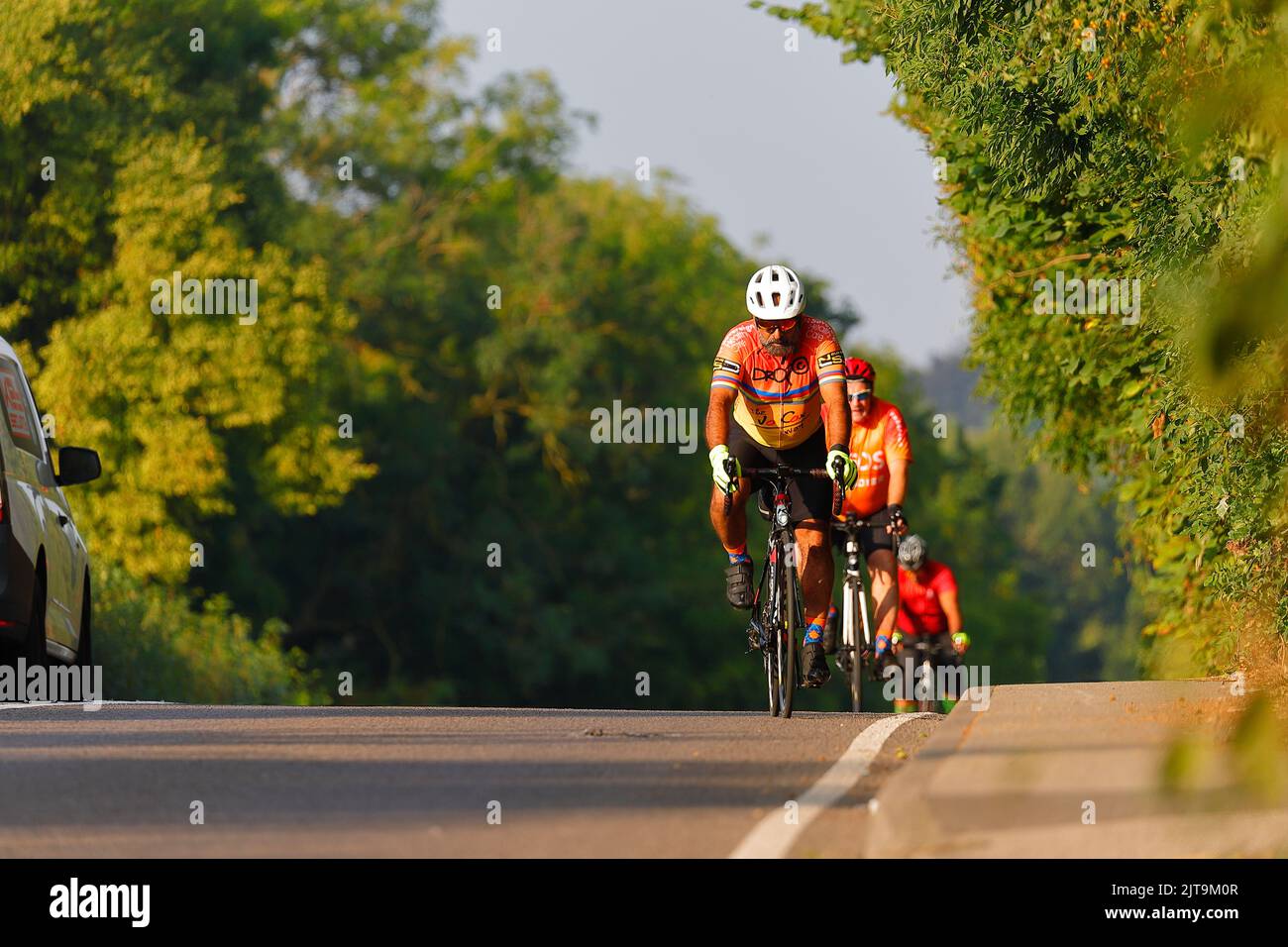 In bicicletta lungo la A642 Wakefield Road a Swillington, Leeds, West Yorkshire, Regno Unito Foto Stock