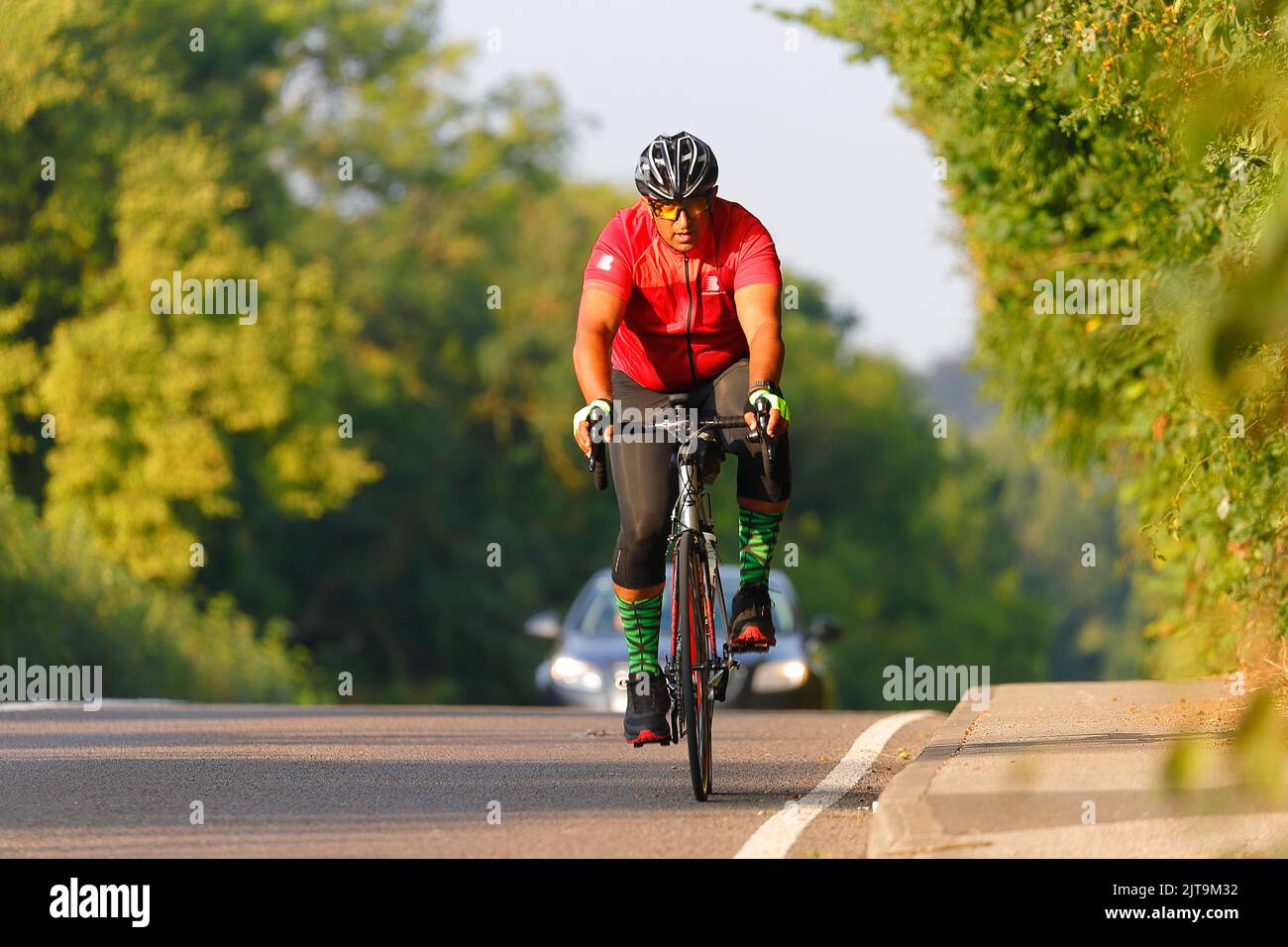 In bicicletta lungo la A642 Wakefield Road a Swillington, Leeds, West Yorkshire, Regno Unito Foto Stock