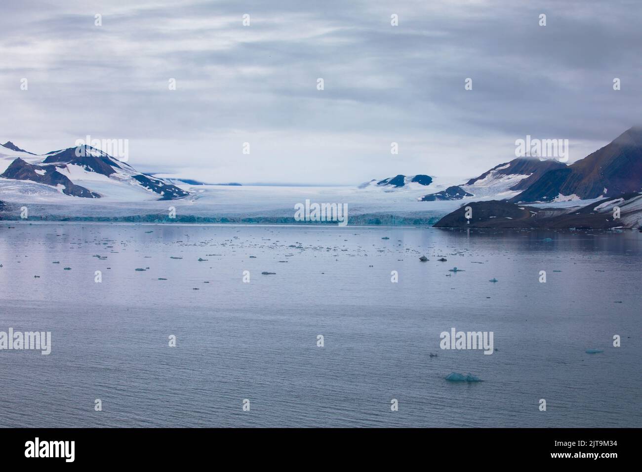 Vista panoramica del 14th luglio Ghiacciaio o la Fjortende Julibreen. È un bellissimo ghiacciaio che si trova nel nord-ovest di Spitsbergen. Svalbard, Norvegia Foto Stock