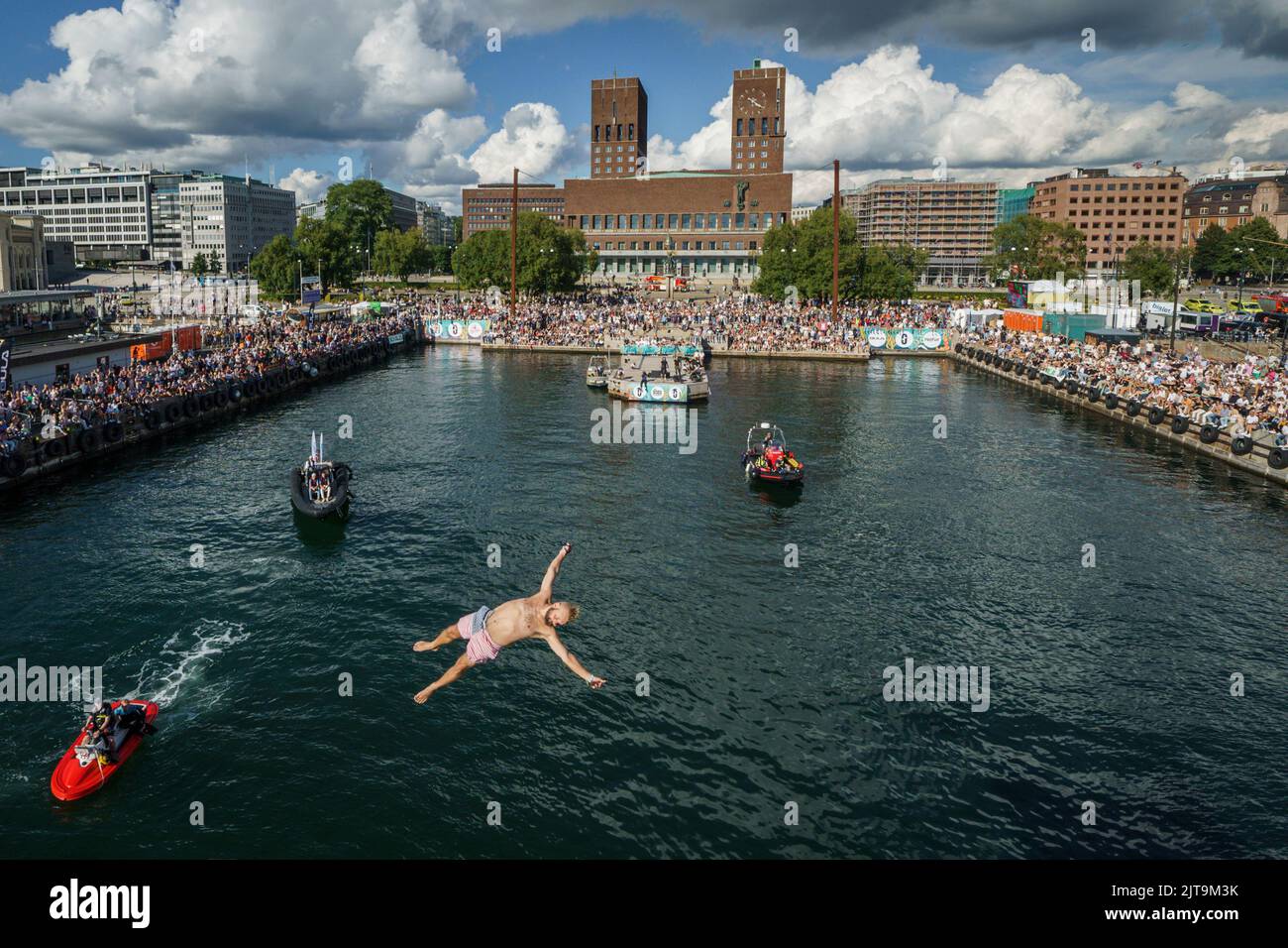 Oslo 20220827.Simen 'Simenfish' Mathisen durante il suo primo salto in Døds 2022, chiamato anche Campionato del mondo di Døds, a Raadhuskaia a Oslo. Foto: Heiko Junge / NTB Foto Stock