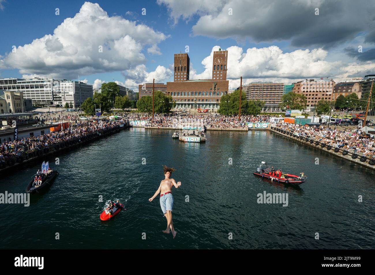 Oslo 20220827.Anders Rox Friberg durante il suo primo salto in Døds 2022, chiamato anche Campionato del mondo di Døds, a Raadhuskaia ad Oslo. Foto: Heiko Junge / NTB Foto Stock