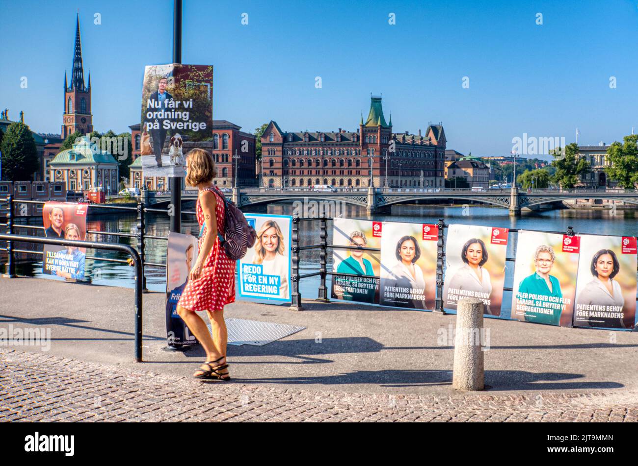 Politica ed elezioni svedesi. Manifesti politici su un ponte che conduce al parlamento svedese, Stoccolma, Svezia Foto Stock