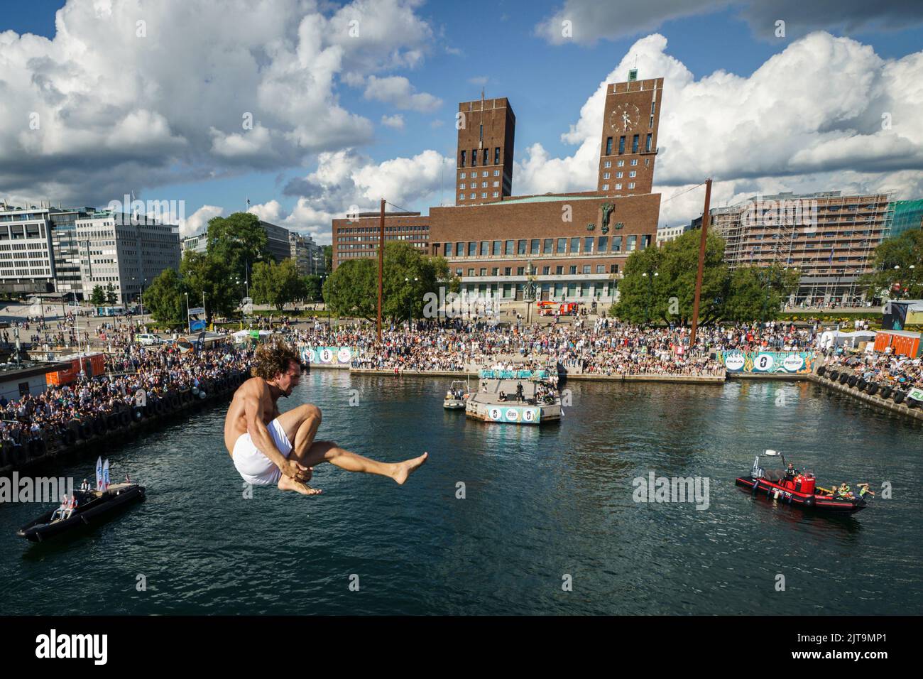 Oslo 20220827.Andrew Juntunen dagli Stati Uniti durante il suo primo salto Døds 2022, chiamato anche Campionato del mondo di Døds, a Raadhuskaia ad Oslo. Foto: Heiko Junge / NTB Foto Stock