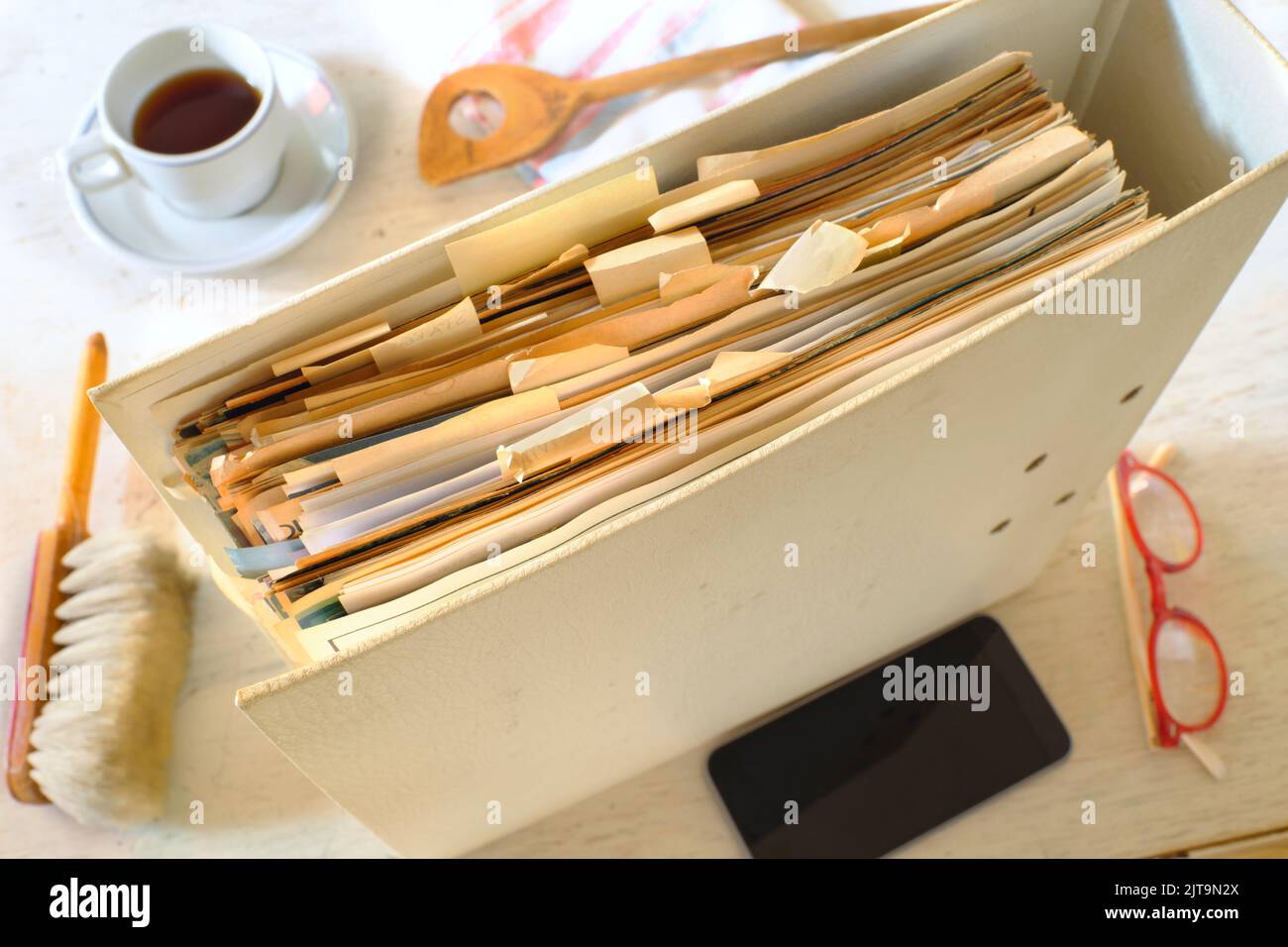 Concetto di home Office, cartelle di file e oggetti domestici, doppia pressione per le persone che lavorano da casa Foto Stock