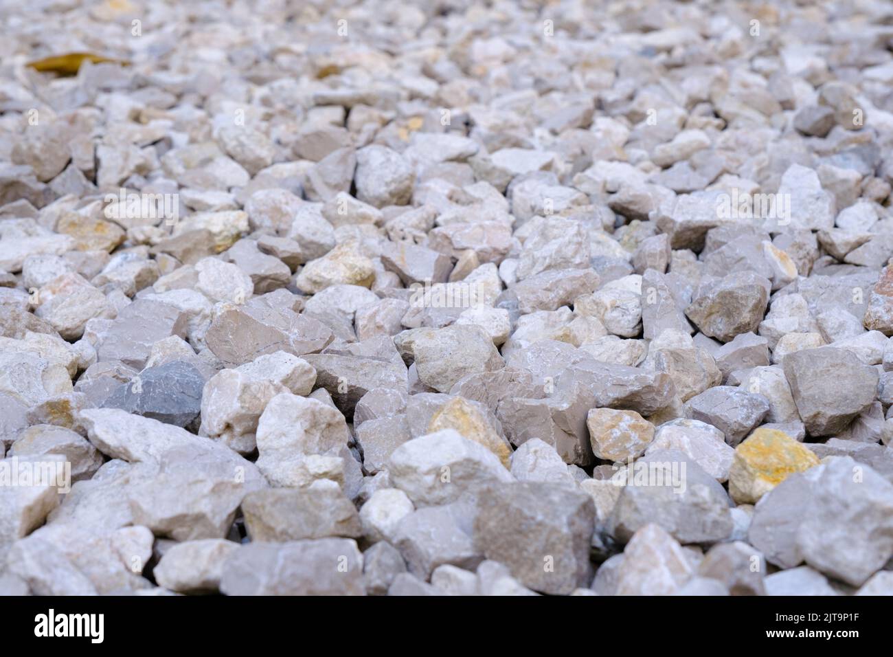 Primo piano di piccole pietre di marmo bianco fondo, un mucchio di rocce, texture naturale, ghiaia decorativa frantumata. Foto Stock