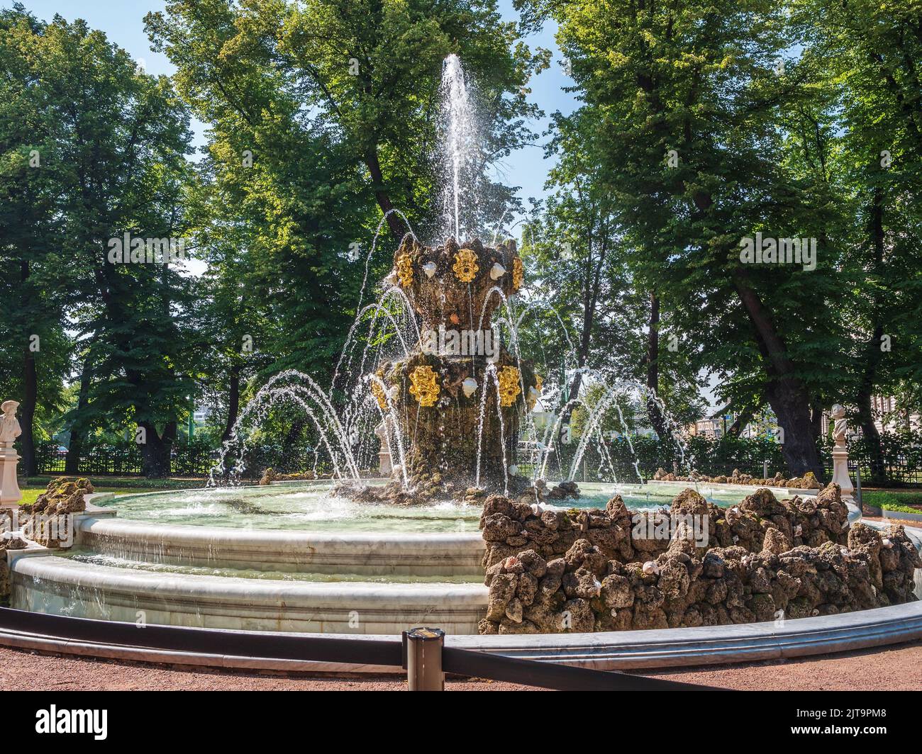 Fontana della corona costruita nel 18th ° secolo nel Giardino d'Estate vicino al campo di Marte a San Pietroburgo. Foto Stock