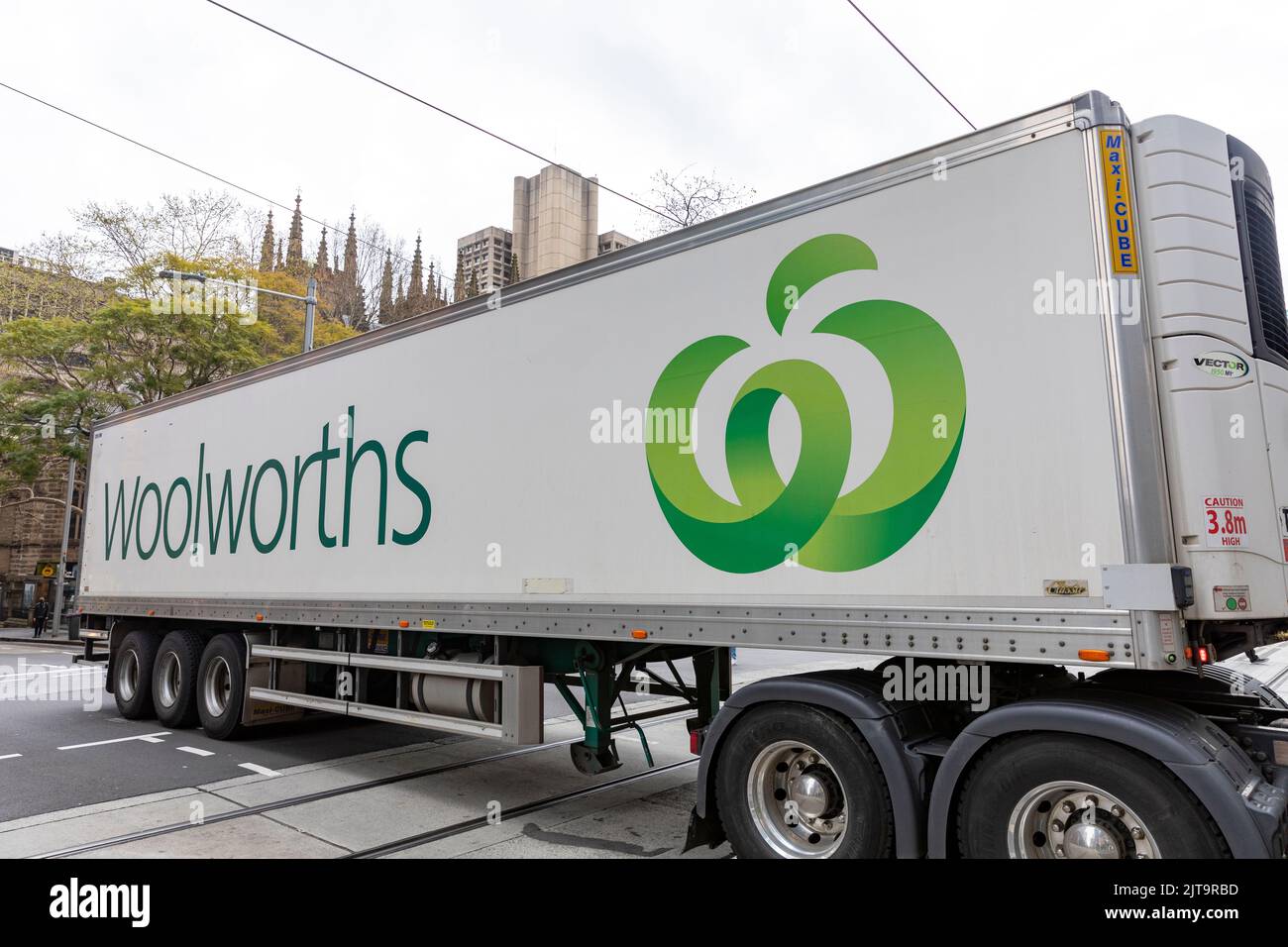 Woolworths supermercato Australia grande camion nel centro di Sydney che fornisce cibo e forniture a Woolworths supermercati, NSW, Australia Foto Stock