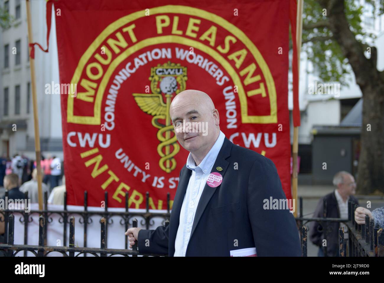 Mick Lynch, Segretario Generale dell'Unione Nazionale dei lavoratori ferroviari, marittimi e dei trasporti (RMT) dopo aver parlato con una folla di lavoratori postali di grande impatto Foto Stock